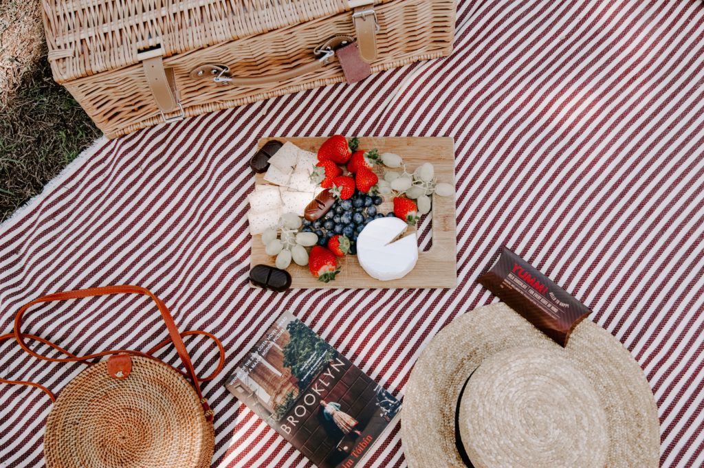 Arrange a romantic picnic - #2 romantic staycation ideas for couples