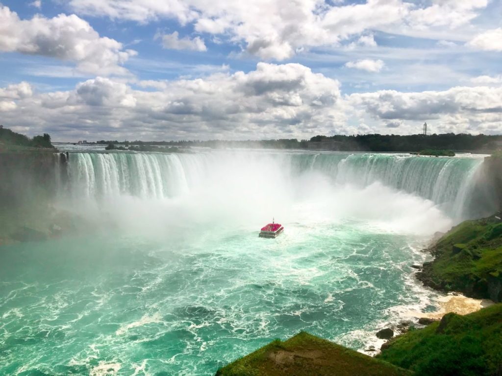 Boat going to the Niagara Falls