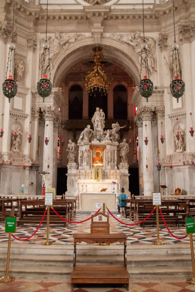 inside basilica santa maria della salute