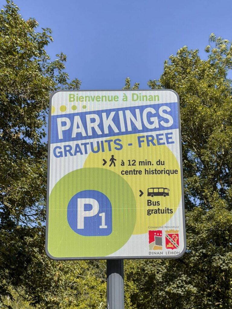 sign free parking in Dinan